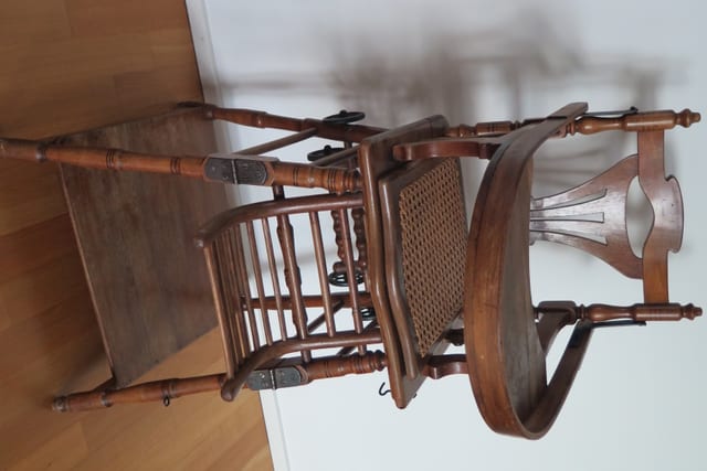 Alter Hochstuhl aus Holz. Alter Hochstuhl aus Holz.
