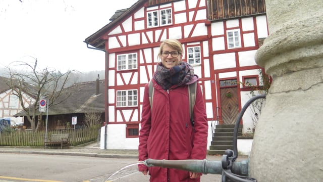 Historischer Kern in Zürich-Albisrieden mit Riegelhaus und Brunnen. Mit im Bild Studentin Céline Guillod Historischer Kern in Zürich-Albisrieden mit Riegelhaus und Brunnen. Mit im Bild Studentin Céline Guillod
