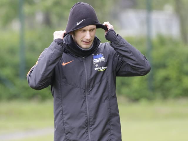 Fabian Lustenberger zieht die Kappe über den Kopf