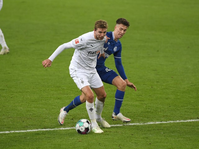 Mönchengladbachs Christoph Kramer gegen Schalkes Matthew Hoppe. Mönchengladbachs Christoph Kramer gegen Schalkes Matthew Hoppe.