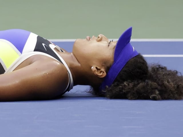 Naomi Osaka liegt am Boden Naomi Osaka liegt am Boden