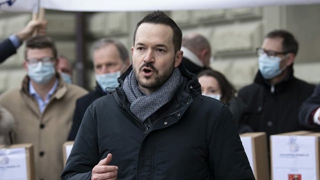 Ueli Bamert, SVP-Wahlkampfleiter und Chef von Swissoil, spricht anlaesslich der Pressekonferenz der CVP, FDP und SVP ihrer "Top5-Kandidaten" zur aktuellen links-gruenen Stadtpolitik, aufgenommen am Dienstag, 13. Februar 2018 in Zuerich. Ueli Bamert, SVP-Wahlkampfleiter und Chef von Swissoil, spricht anlaesslich der Pressekonferenz der CVP, FDP und SVP ihrer "Top5-Kandidaten" zur aktuellen links-gruenen Stadtpolitik, aufgenommen am Dienstag, 13. Februar 2018 in Zuerich.