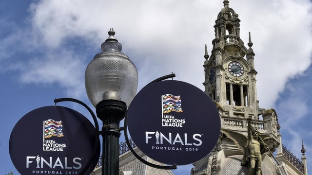 Kirche in Porto mit Uefa-Dekoration im Vordergrund Kirche in Porto mit Uefa-Dekoration im Vordergrund