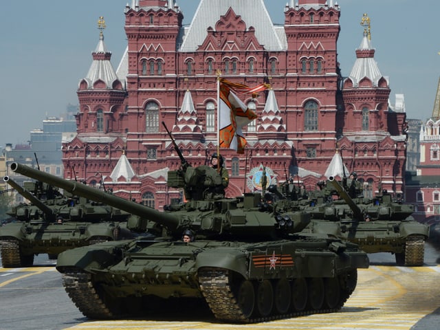 Panzer rollen über den Roten Platz in Moskau.