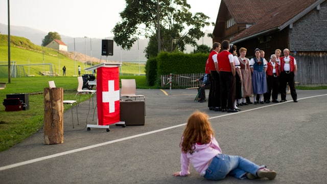 leeres Rednerpult mit Schweizerflagge leeres Rednerpult mit Schweizerflagge