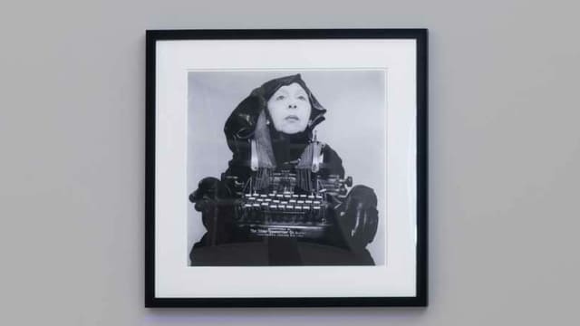 Geta Brătescu: «Lady Oliver in Traveling Costume». Geta Brătescu: «Lady Oliver in Traveling Costume».
