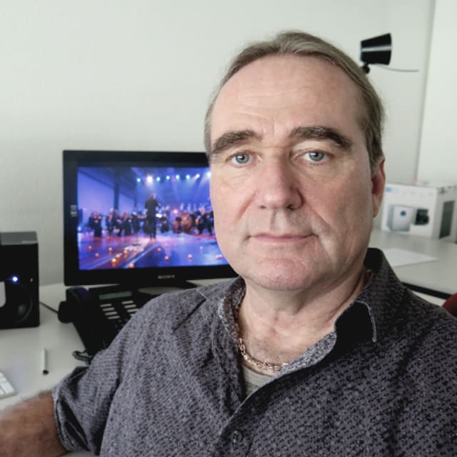 An einem Schnittplatz im Schweizer Fernsehen sitzt Brian Burman. An einem Schnittplatz im Schweizer Fernsehen sitzt Brian Burman.