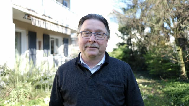 Pfarrer Hanspeter Plattner in seinem Garten. Pfarrer Hanspeter Plattner in seinem Garten.