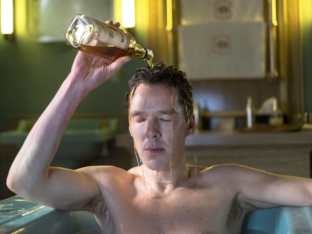 Patrick Melrose leert sich in der Badewanne Whiskey über den Kopf. Patrick Melrose leert sich in der Badewanne Whiskey über den Kopf.