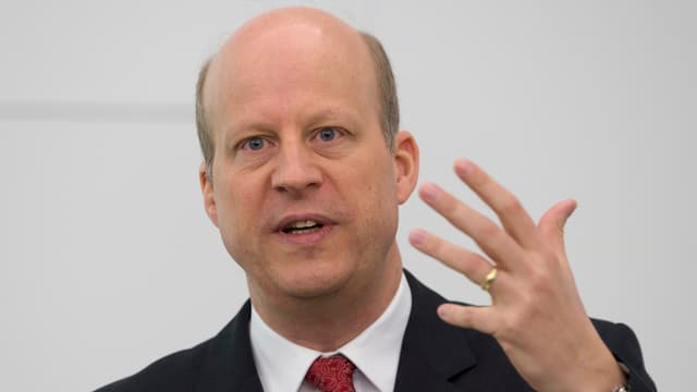 Martin Strobel in Grossaufnahme mit der linken Hand gestikulierend Martin Strobel in Grossaufnahme mit der linken Hand gestikulierend