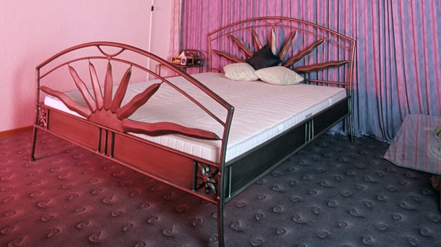 Bett in einem Bordell Bett in einem Bordell