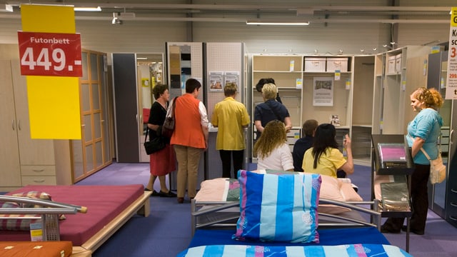 Ein Bett und Schränke im Ausstellungsraum eine Möbelhauses. Ein Bett und Schränke im Ausstellungsraum eine Möbelhauses.