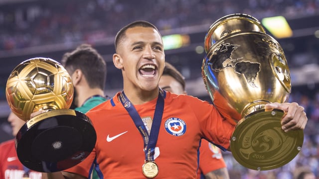 Alexis Sanchez posiert mit 2 Pokalen. Alexis Sanchez posiert mit 2 Pokalen.