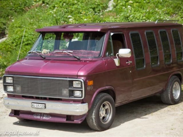 GMC Vandura 5.0 V8 in Pink.