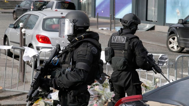Zwei vermummte Polizisten vor dem Hyper-Cache-Supermarkt in Paris Zwei vermummte Polizisten vor dem Hyper-Cache-Supermarkt in Paris