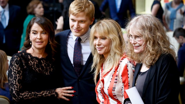 Zwei US-amerikanische Schauspielerinnen, Farrow und seine Mutter Zwei US-amerikanische Schauspielerinnen, Farrow und seine Mutter
