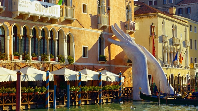 Die beiden Hände des Künstlers Lorenzo Quinn greifen an den Palazzo des Luxushotels «Ca' Sagredo» in Venedig. Die beiden Hände des Künstlers Lorenzo Quinn greifen an den Palazzo des Luxushotels «Ca' Sagredo» in Venedig.