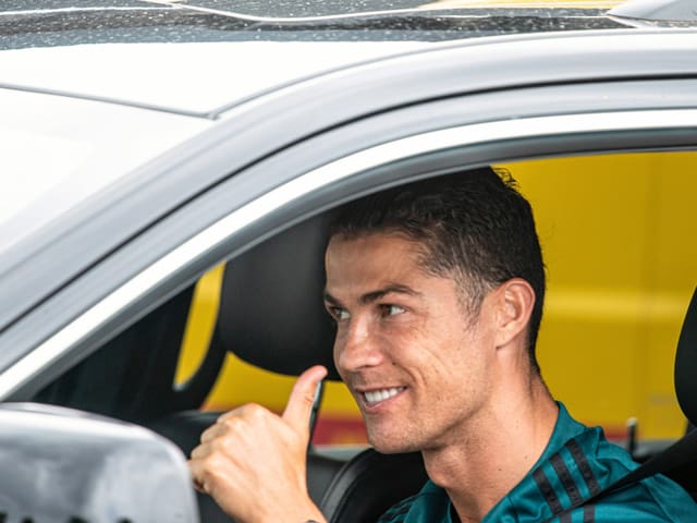 Der portugiesische Starspieler Cristiano Ronaldo ist wieder ins Training des italienischen Rekordmeisters Juventus Turin eingestiegen.