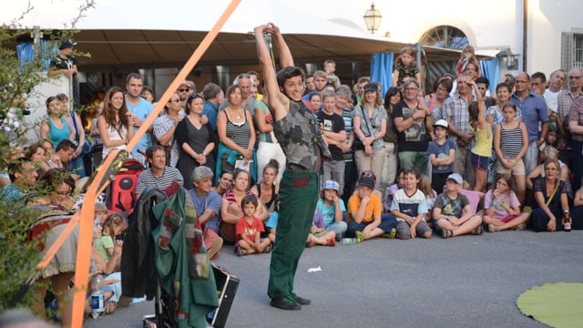 Strassenkünstler mit viel Publikum Strassenkünstler mit viel Publikum