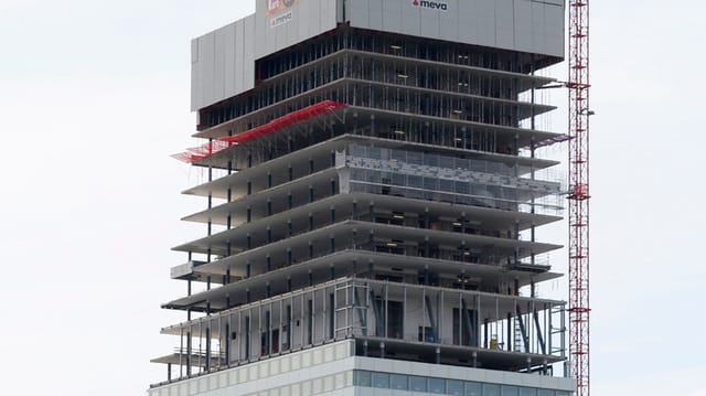 Der Roche-Turm im Bau, aufgenommen im Juli 2014. Der Roche-Turm im Bau, aufgenommen im Juli 2014.