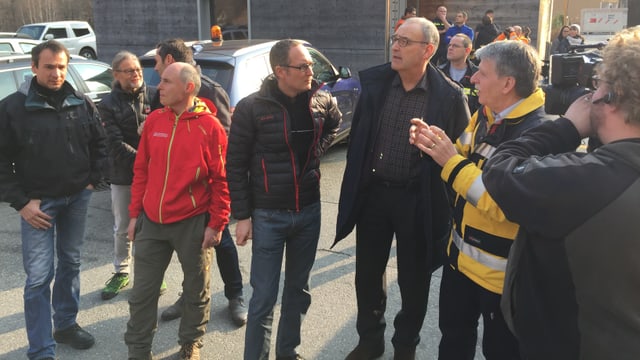 Bundesrat Guy Parmelin lässt sich in Soazza (GR) auf den aktuellsten Stand bringen. Bundesrat Guy Parmelin lässt sich in Soazza (GR) auf den aktuellsten Stand bringen.