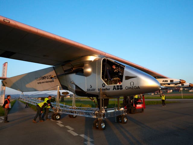 Die «Solar Impulse 2» am Boden mit geöffneter Cockpit-Tür