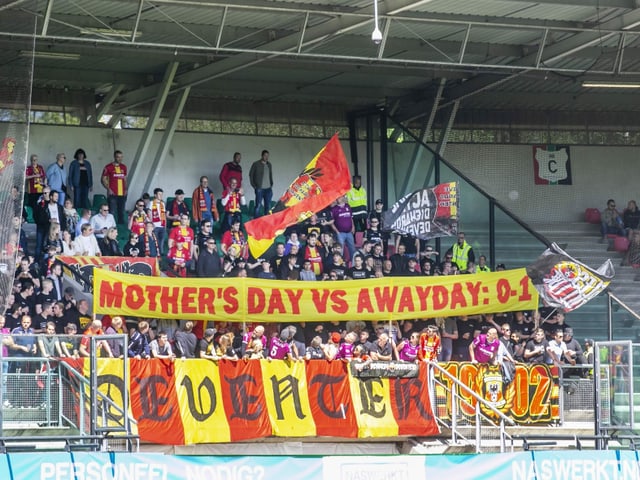 Fans mit Spruchband Mothers Day - Awayday 0:1