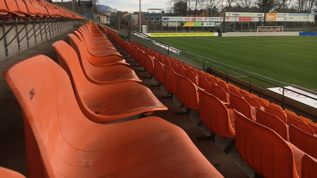 Orange Schalensitze auf Tribüne Orange Schalensitze auf Tribüne