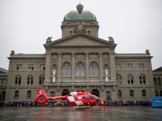Helikopter vor dem Bundeshaus Helikopter vor dem Bundeshaus