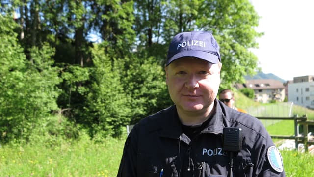 Ein Mann in Polizeiuniform. Ein Mann in Polizeiuniform.