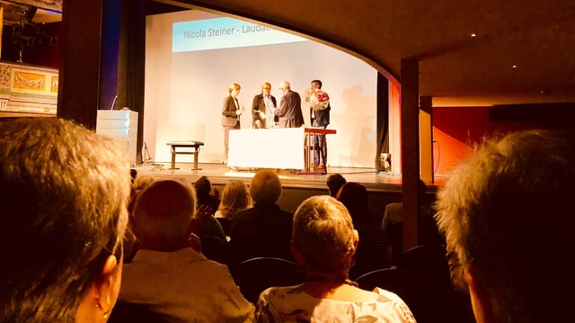 Karen Duve nimmt den Solothurner Literaturpreis 2019 im Stadttheater entgegen. Karen Duve nimmt den Solothurner Literaturpreis 2019 im Stadttheater entgegen.