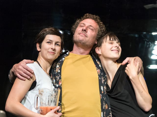Die Figur Harry mit zwei Frauen im Arm. Die Figur Harry mit zwei Frauen im Arm.