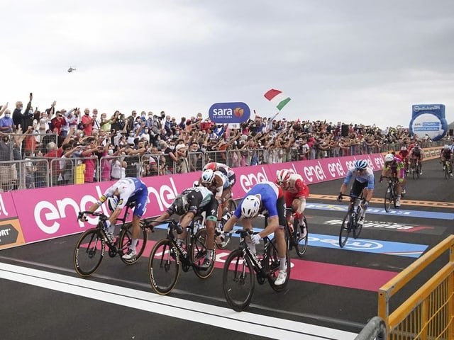 Arnaud Démare (r.) setzt sich vor Peter Sagan (m.) und Davide Ballerini (l.) durch. Arnaud Démare (r.) setzt sich vor Peter Sagan (m.) und Davide Ballerini (l.) durch.