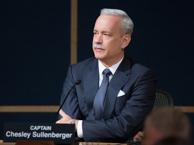 Tom Hanks als berühmter Flugzeugkapitän "Sully" vor Gericht. Tom Hanks als berühmter Flugzeugkapitän "Sully" vor Gericht.