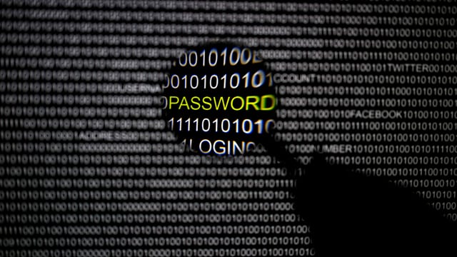 Symboldbild: Eine Reihe Zahlen und Ziffern auf einem Bildschirm, ein Teil durch eine Lupe hervorgehoben.