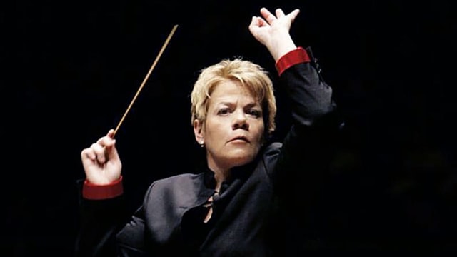 Martin Alsop dirigiert. Martin Alsop dirigiert.