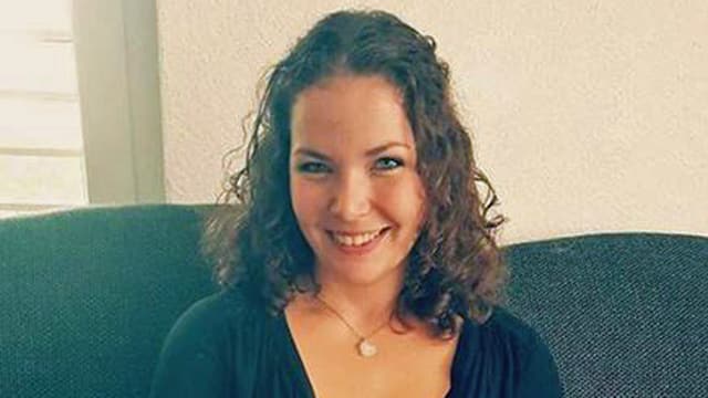 Junge Frau mit braunen Locken. Junge Frau mit braunen Locken.