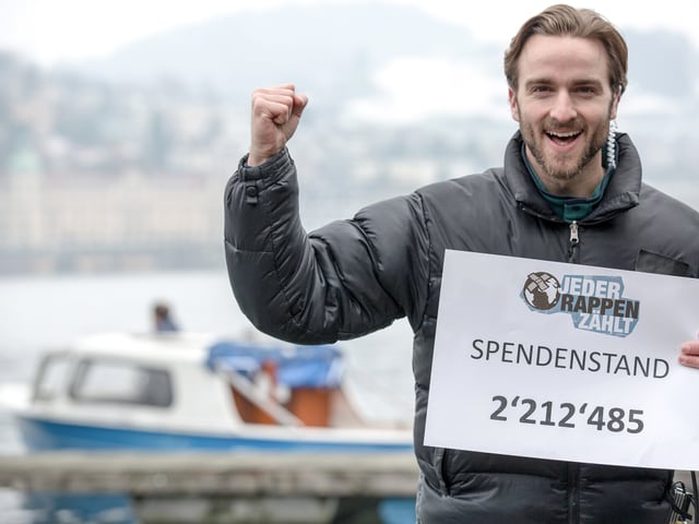 Julian Thorner mit dem neuen Spendenstand: 2’212’485 Franken für die Ausbildung von Kindern und Jugendlichen. Danke für euren Einsatz!