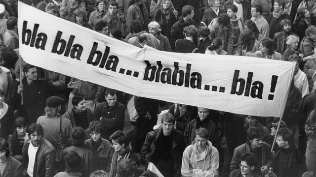 Demonstranten mit Plakaten «bla bla bla» Demonstranten mit Plakaten «bla bla bla»