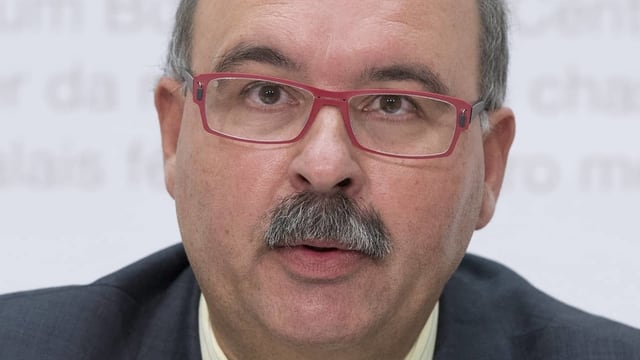 Mann mit Brille und Schnäuzer. Mann mit Brille und Schnäuzer.