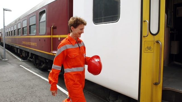 Simonetta Sommaruga steigt in einen Zug Simonetta Sommaruga steigt in einen Zug
