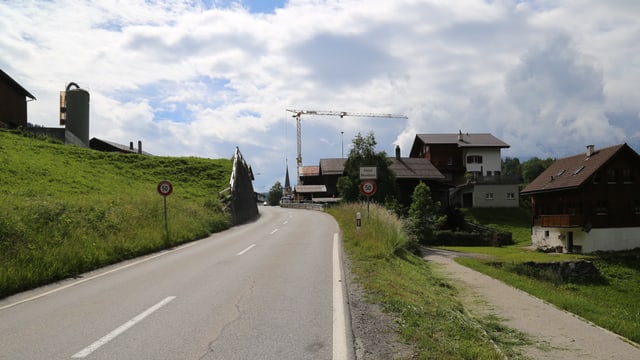 La via principala fa ina storscha a la entrada dal vitg da Flond La via principala fa ina storscha a la entrada dal vitg da Flond