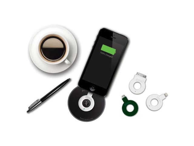 Kaffeetasse, Handy mit angeschlossenem Ring-Adapter, daneben ringförmige Adapter. Kaffeetasse, Handy mit angeschlossenem Ring-Adapter, daneben ringförmige Adapter.