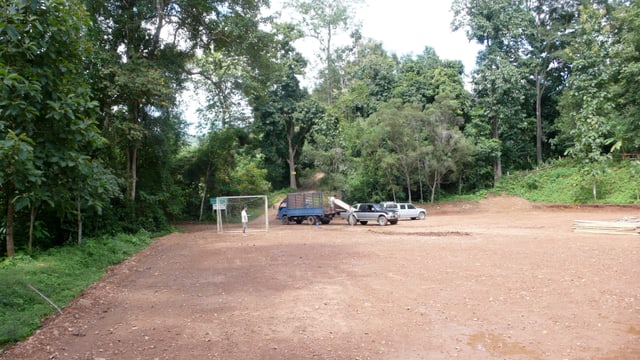 Leerer sandiger Fussballplatz im Regenwald Leerer sandiger Fussballplatz im Regenwald