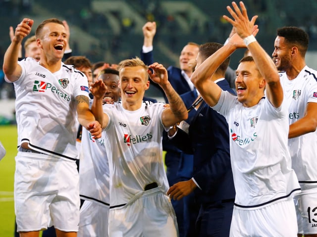 Die Spieler von Wolfsberg nach ihrem Exploit gegen Borussia Mönchengladbach. Die Spieler von Wolfsberg nach ihrem Exploit gegen Borussia Mönchengladbach.