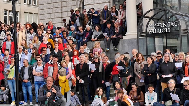 Menschen auf der Treppe vor dem Zürcher Opernhaus. Menschen auf der Treppe vor dem Zürcher Opernhaus.