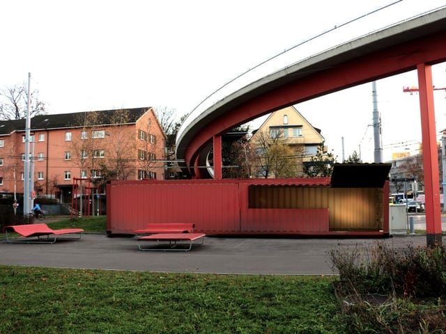 Frachtcontainer steht auf Bucheggplatz Frachtcontainer steht auf Bucheggplatz
