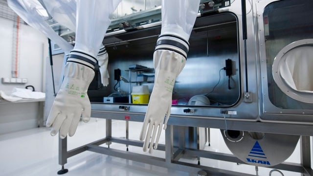Handschuhe ohne Hände in einem sterilen Labor. Handschuhe ohne Hände in einem sterilen Labor.