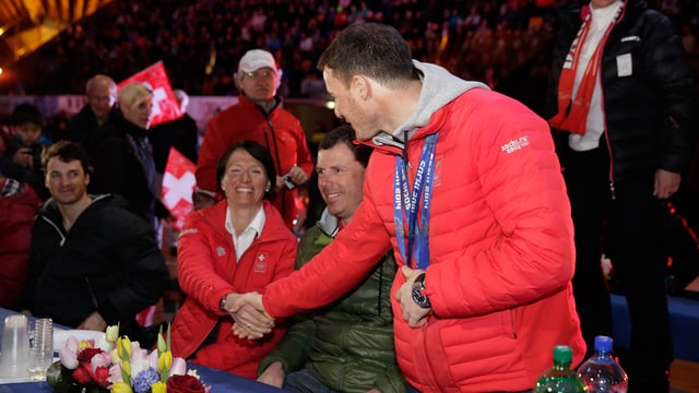 Händedruck zwischen Guri Hetland und Dario Cologna. Händedruck zwischen Guri Hetland und Dario Cologna.