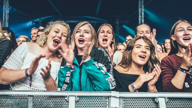 Das (vorwiegend) weibliche Publikum pusht den Sänger noch weiter während der Show. Das (vorwiegend) weibliche Publikum pusht den Sänger noch weiter während der Show.